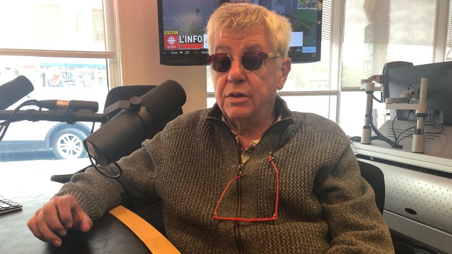 André Forcier dans le studio de Radio-Canada Gaspésie-Îles-de-la-Madeleine.