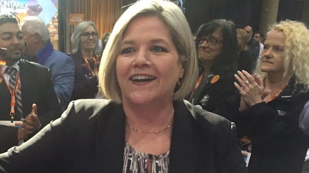 La chef du NPD Andrea Horwath entourée de militants La chef du NPD Andrea Horwath entourée de militants