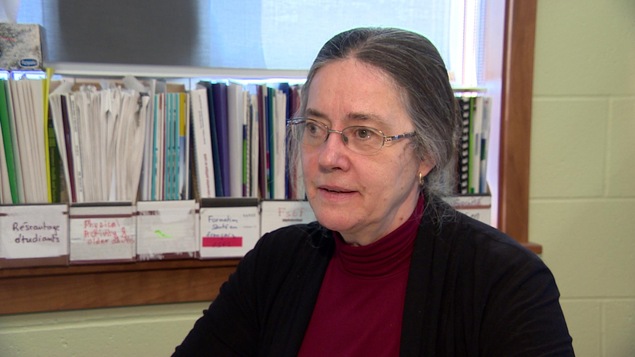 Anne Leis parle en entrevue dans son bureau de l'Université de la Saskatchewan, à Saskatoon.