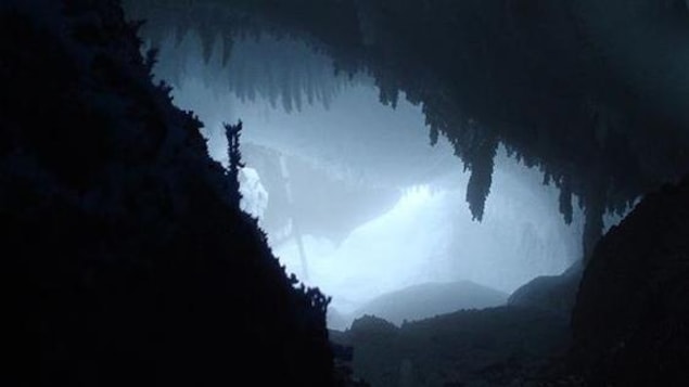 Il existe un important réseau de grottes près du mont Erubus.
