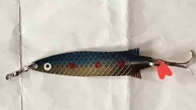 Un appât en forme de poisson sur une feuille de papier.