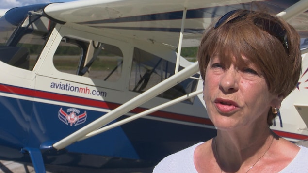 Françoise Sasseville témoigne devant l'avion qu'elle apprend à piloter. Françoise Sasseville témoigne devant l'avion qu'elle apprend à piloter.