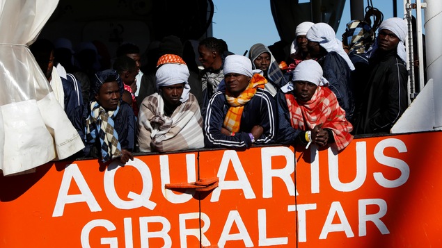 Des migrants s'entassent sur un bateau.