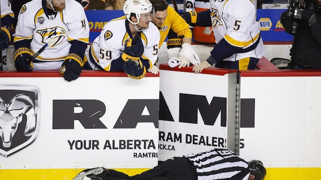L'arbitre de la LNH Don Henderson couché sur la glace après un coup asséné par le défenseur des Flames, Dennis Wideman, le 27 janvier 2016. L'arbitre de la LNH Don Henderson couché sur la glace après un coup asséné par le défenseur des Flames, Dennis Wideman, le 27 janvier 2016.