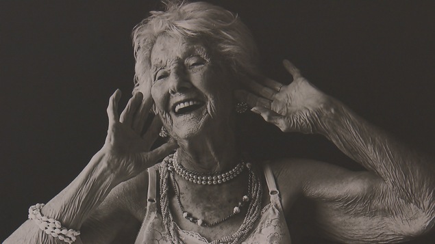 Une dame de 102 ans avec un large sourire.
