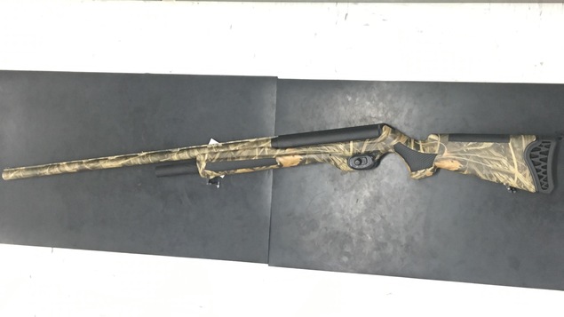 Une arme de chasse au motif de camouflage.