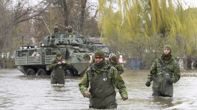 Des militaires sont à l'oeuvre dans la municipalité de Deux-Montagnes, qui a déclaré l'état d'urgence lundi. Des militaires sont à l'oeuvre dans la municipalité de Deux-Montagnes, qui a déclaré l'état d'urgence lundi.