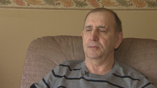 Réginald Arseneau assis dans un fauteuil, les yeux fermés Réginald Arseneau assis dans un fauteuil, les yeux fermés