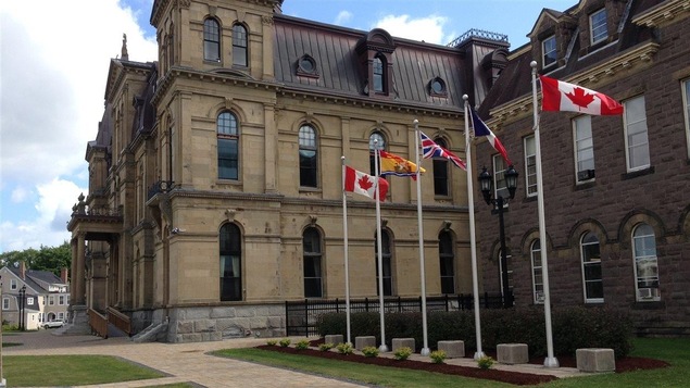 Des drapeaux flottent devant l'Assemblée législative du Nouveau-Brunswick Des drapeaux flottent devant l'Assemblée législative du Nouveau-Brunswick