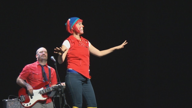 Une femme déguisée en clown en spectacle sur scène