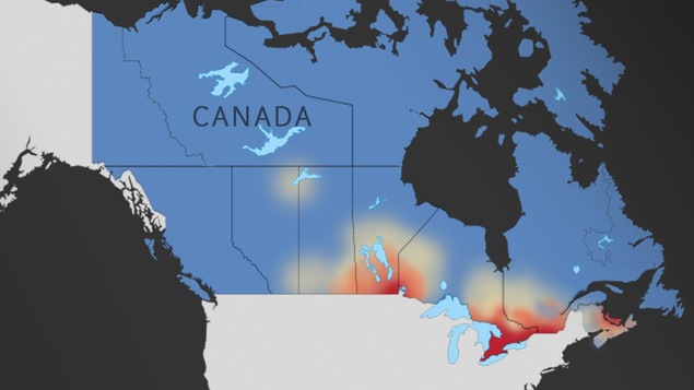 Une carte du Canada, où la plupart du pays est bleu, sauf la région des grands-lacs, le Saint-Laurent, et le sud du Manitoba, qui sont rouges.
