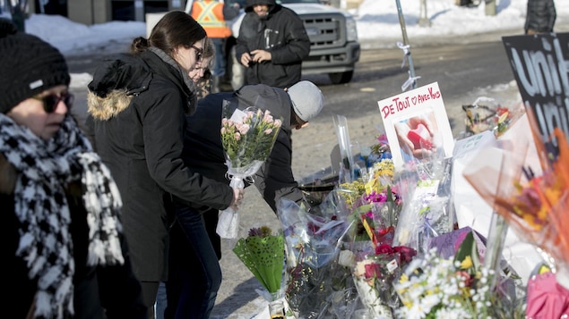 Des citoyens expriment leur solidarité après l'attentat de Québec.