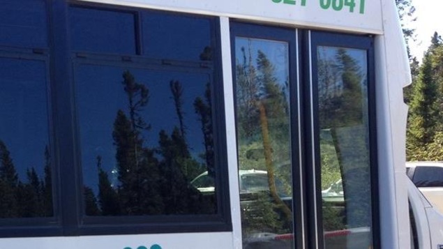 portes et fenêtres d'un autobus portes et fenêtres d'un autobus