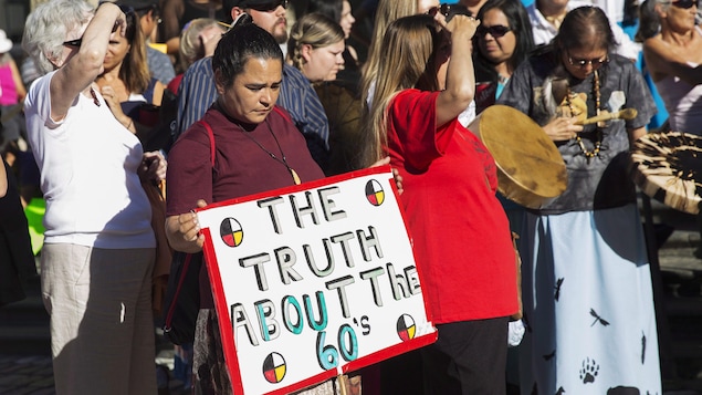 Des autochtones enlevés à leur famille quand ils étaient enfants et des gens qui les appuient manifestent à Toronto en août. Des autochtones enlevés à leur famille quand ils étaient enfants et des gens qui les appuient manifestent à Toronto en août.
