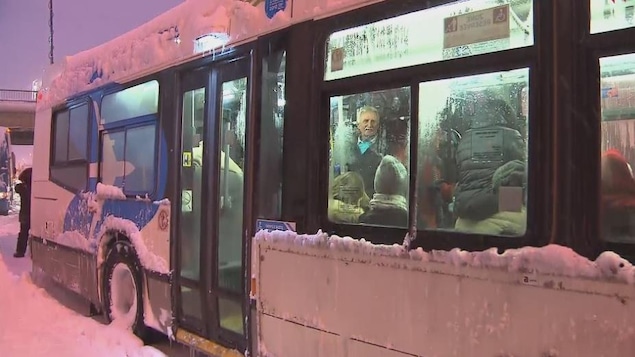 Des autobus de la STM ont secouru des automobilistes coincés sur l'autoroute 13 dans la tempête. Des autobus de la STM ont secouru des automobilistes coincés sur l'autoroute 13 dans la tempête.
