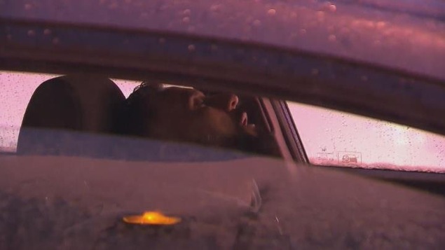 Un automobiliste coincé dans son véhicule sur l'autoroute 13 fait une sieste Un automobiliste coincé dans son véhicule sur l'autoroute 13 fait une sieste