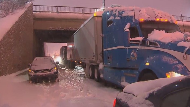 Un poids lourd bleu et une voiture immobilisés sur l'autoroute 13. Un poids lourd bleu et une voiture immobilisés sur l'autoroute 13.