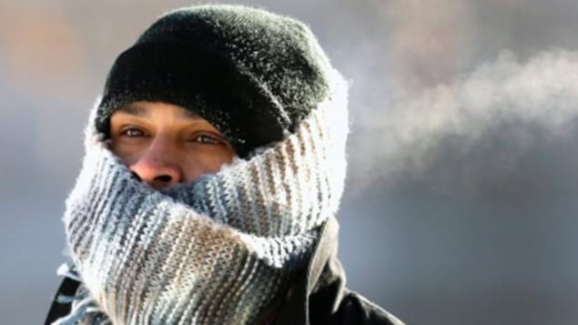 Une personne qui se protège du froid Une personne qui se protège du froid
