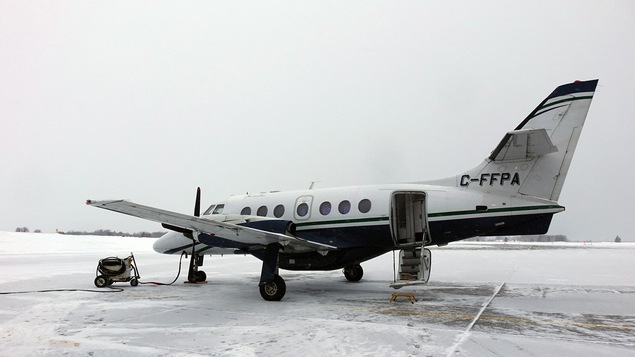 Un petit avion est posé sur la piste d'atterrissage à Wabush.