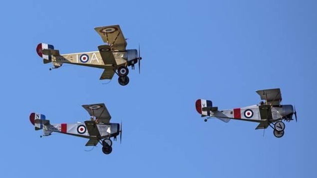Trois biplans dans le ciel