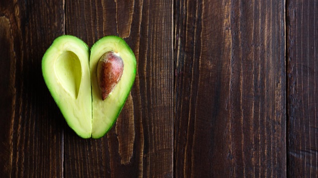 Un avocat en deux parties forme un coeur