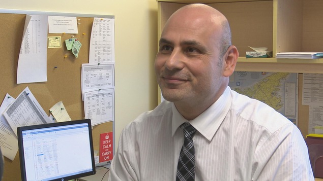 Le Dr Hussam Azzam dans son bureau Le Dr Hussam Azzam dans son bureau