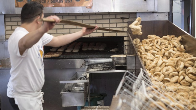 Des bagels sont retirés du four.