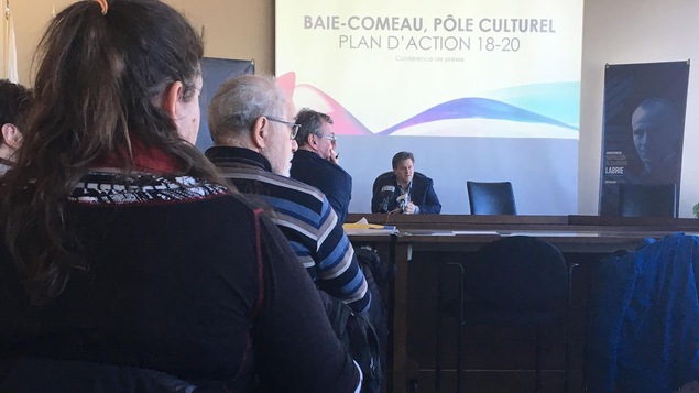 Yves Montigny s'adresse à une foule réunie à l'hôtel de Ville