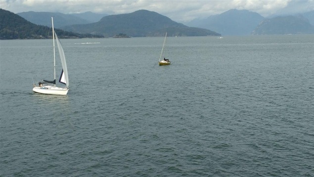 Des voiliers sur la baie Howe, en Colombie-Britannique Des voiliers sur la baie Howe, en Colombie-Britannique