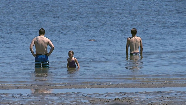 Des personnes qui se baignent (archives) Des personnes qui se baignent (archives)
