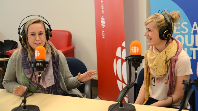 Deux femmes accordent une entrevue dans nos studios d'ICI Première.