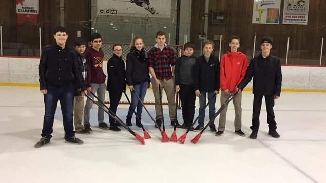 Élèves du programme sportif de ballon sur glace avec du nouvel équipement. Élèves du programme sportif de ballon sur glace avec du nouvel équipement.