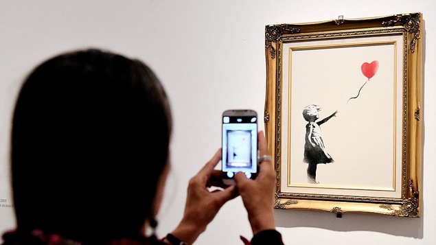 Le tableau « Girl with Balloon » représente une fillette laissant échapper un ballon rouge en forme de coeur.