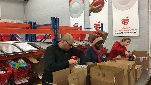 Des bénévoles de la banque alimentaire d'Ottawa Des bénévoles de la banque alimentaire d'Ottawa
