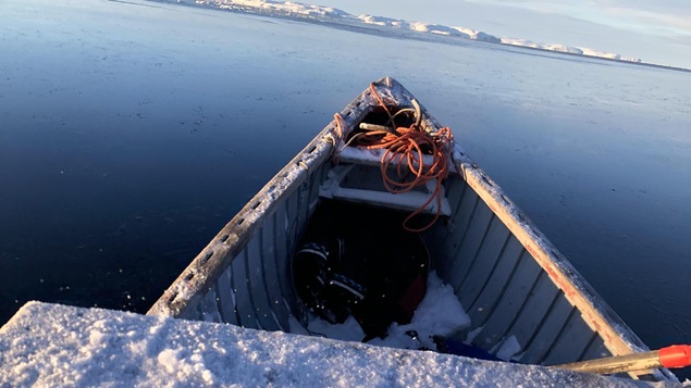 Un bateau dans l'océan Arctique qui n'est pas gelé.