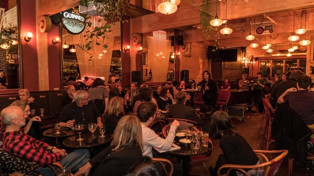 Le public réuni au bar L'Barouf. À l'animation, Sophie-Andrée Blondin.