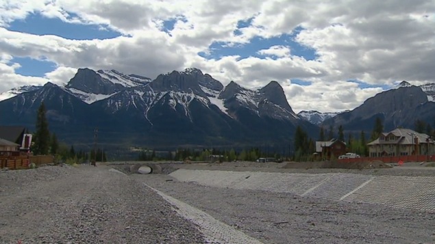 En 2013, des inondations ont causé plus de 50 millions de dollars en dommages à la municipalité de Canmore.