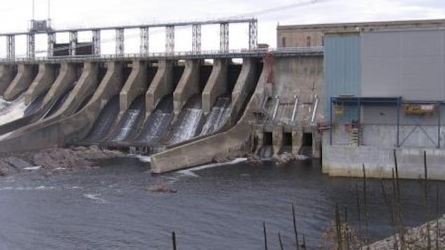 Certaines vannes laissent couler l'eau au barrage Mercier.