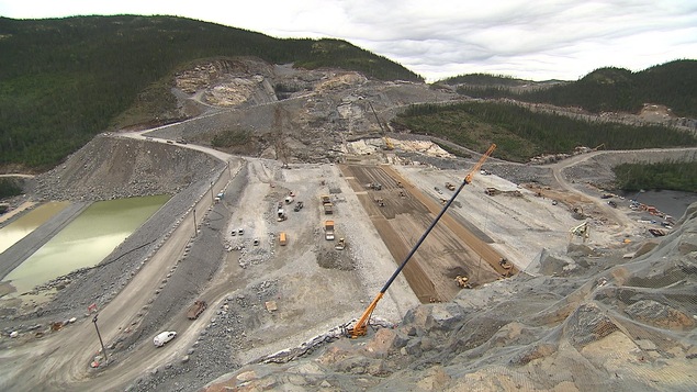 Une vue du barrage de Romaine-3 durant sa construction. Une vue du barrage de Romaine-3 durant sa construction.