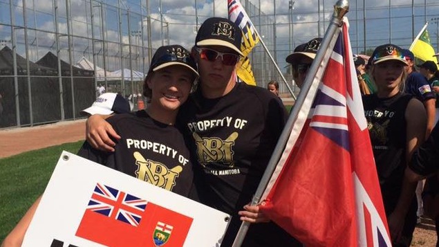 Des joueuses de l'équipe manitobaine de baseball lors du Championnat national des moins de 16 ans en 2016. Des joueuses de l'équipe manitobaine de baseball lors du Championnat national des moins de 16 ans en 2016.