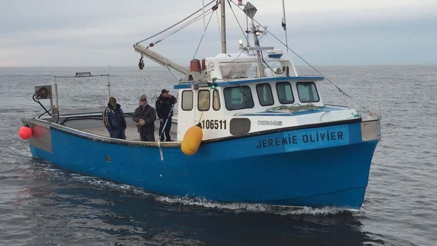 Sur le pont, on aperçoit le capitaine Christian Duguay et ses membres d'équipage, Serge Gionet et Hector Haché. Sur le pont, on aperçoit le capitaine Christian Duguay et ses membres d'équipage, Serge Gionet et Hector Haché.
