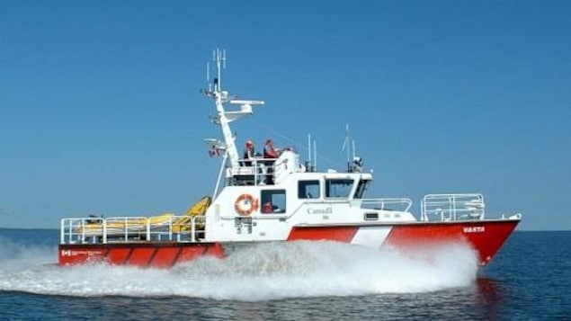 Un bateau de sauvetage de la Garde côtière canadienne en eau libre Un bateau de sauvetage de la Garde côtière canadienne en eau libre