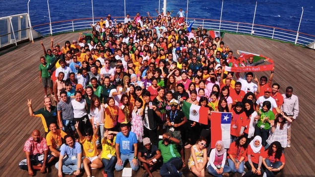 Les participants de l'ancienne édition du Bateau des jeunes leaders du monde réunis sur le pont Les participants de l'ancienne édition du Bateau des jeunes leaders du monde réunis sur le pont