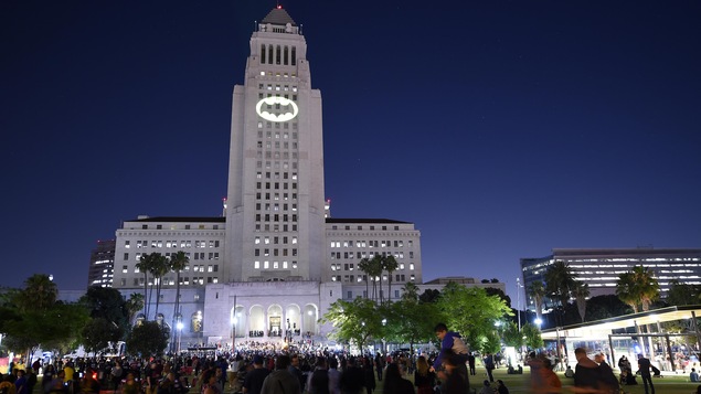 Le Bat-signal a illuminé l'hôtel de ville de Los Angeles jeudi soir, devant des centaines d'admirateurs de Batman. Le Bat-signal a illuminé l'hôtel de ville de Los Angeles jeudi soir, devant des centaines d'admirateurs de Batman.