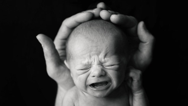 Bébé naissant dans les mains d'une femme Bébé naissant dans les mains d'une femme