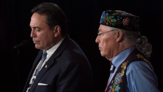 À gauche, Perry Bellegarde de l'APN et Clément Chartier président du Conseil national des Métis. À gauche, Perry Bellegarde de l'APN et Clément Chartier président du Conseil national des Métis.