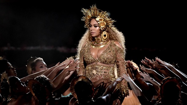 Beyoncé en prestation à la cérémonie des Grammy Beyoncé en prestation à la cérémonie des Grammy