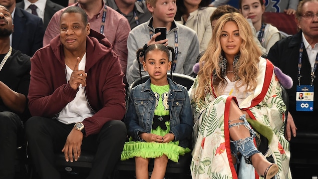 Jay Z et Beyoncé, entourés de leur fille Blue Ivy, en train d'assister à un match de basket-ball à Los Angeles en février 2017. Jay Z et Beyoncé, entourés de leur fille Blue Ivy, en train d'assister à un match de basket-ball à Los Angeles en février 2017.