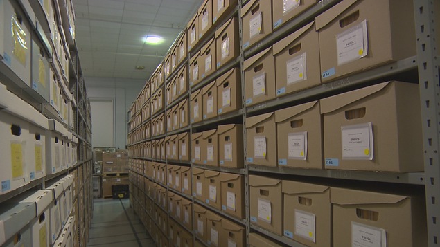 Des boîtes d'archives. Des boîtes d'archives.