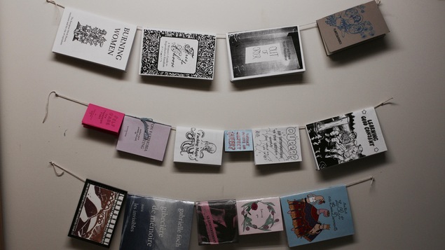 Une guirlande de livres sur un mur